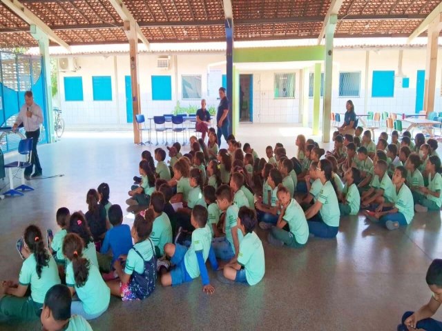 Palestra sobre cuidado com os animais  realizado na Escola Municipal Torquato Neto