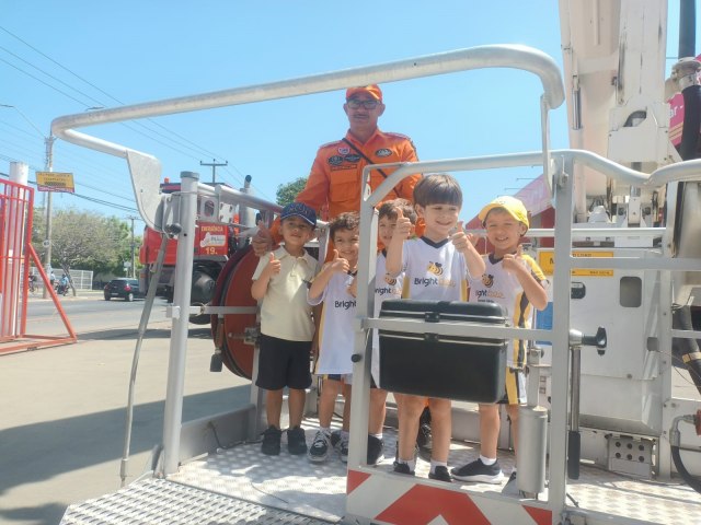 Crianas visitam quartel e conhecem o dia a dia dos bombeiros