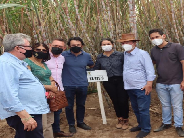 Mara Rios juntamente com  prefeito de Ibotirama, os secretários de Estado estiveram na fazenda SERPASA.  de Recursos Hídricos , Agricultura e turismo.