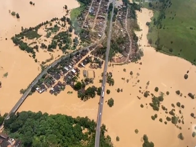 Chuvas no sul da Bahia afetam 70 mil pessoas e deixam 3,7 mil desabrigados; Bolsonaro sobrevoa a região
