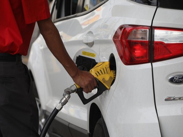 Petrobras anuncia redução do preço da gasolina aos distribuidores
