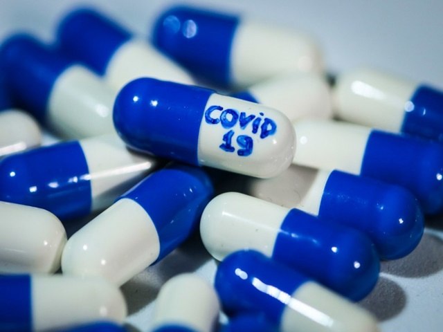 Pfizer anuncia que pílula antiviral tem 89% de eficácia e funciona contra a Ômicron