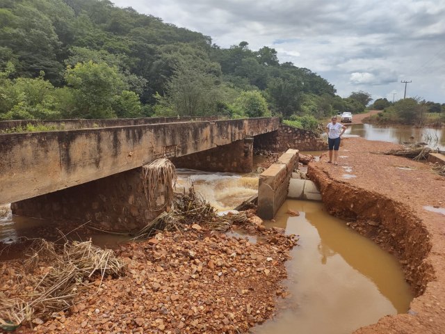 Prefeita Mara Rios no primeiro dia do ano esteve visitando de perto algumas estradas e vendo o estrago causados pela chuva.