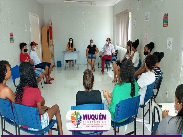 Integrantes do Núcleo de Cidadania dos Adolescentes (NUCA) se reuniram na última sexta (11) no CRAS em Muquém.