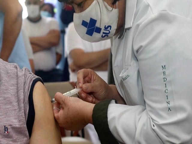 Vacinação em massa deixa Brasil em melhor situação que resto do mundo, dizem especialistas
