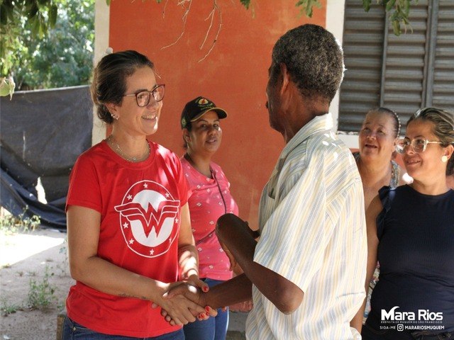 Prefeita Mara Rios  esteve levando cestas básicas a comunidades de nossa cidade.