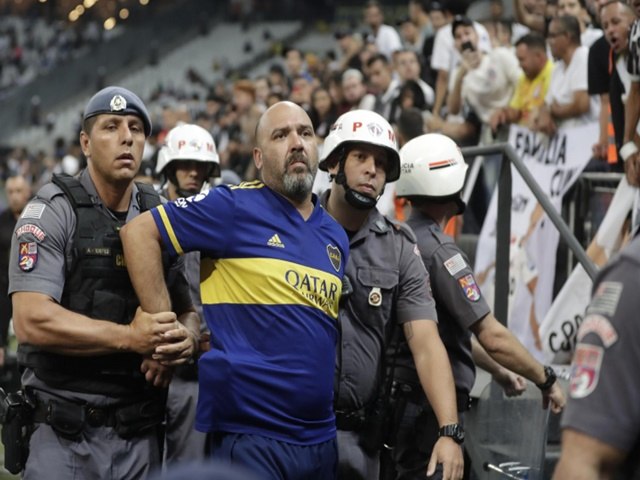 Boca é multado após torcedor realizar gestos racistas em jogo contra Corinthians