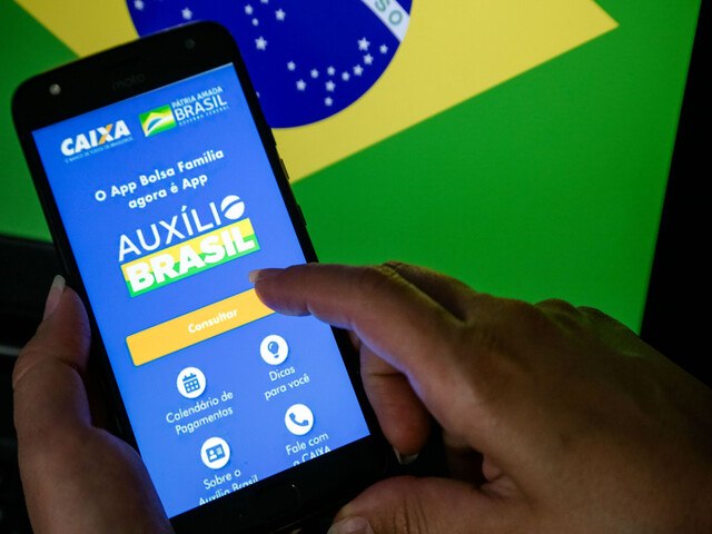Bolsonaro sanciona lei que permite emprstimo consignado a beneficirios do Auxlio Brasil