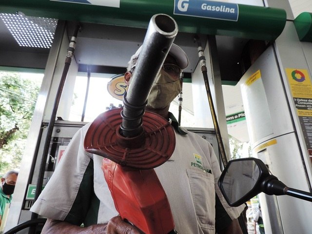 Preo da gasolina registra alta de 11,8% no governo Lula