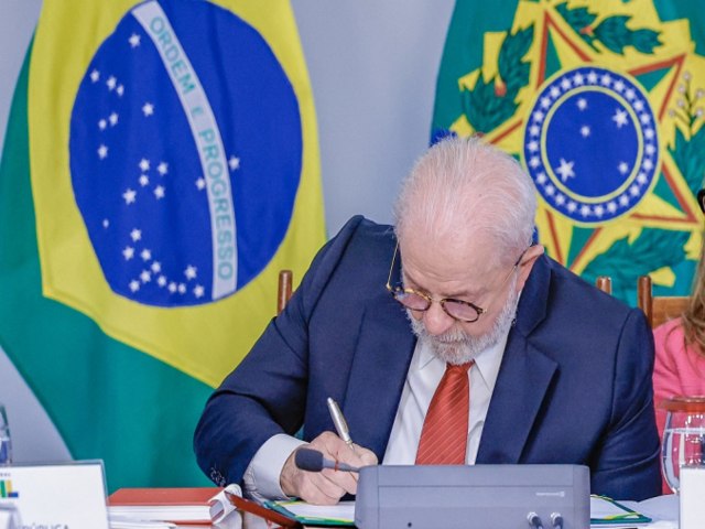 Lula volta ao Planalto e sanciona projeto Escola em Tempo Integral