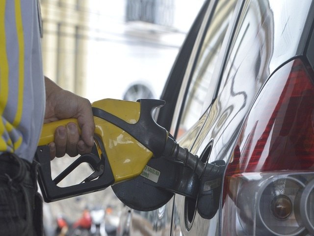 Aumento da gasolina e do diesel passa a valer e deve pesar na inflao