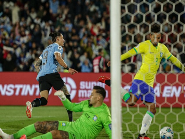 Brasil  derrotado pelo Uruguai e leva ol em Montevidu; Neymar sai de campo machucado 