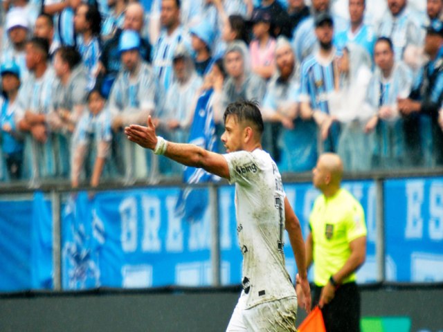 Gerente do Corinthians se revolta e tenta invadir sala do VAR na Arena do Grmio