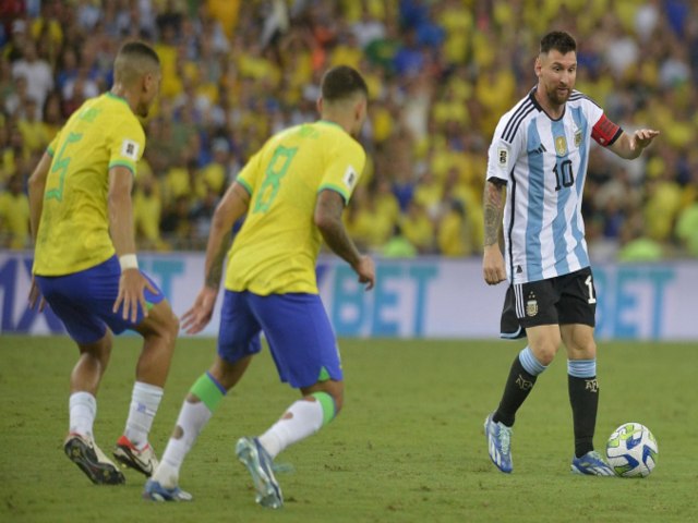 Brasil perde para a Argentina, afunda na crise e sofre sua 1 derrota como mandante na histria das Eliminatrias
