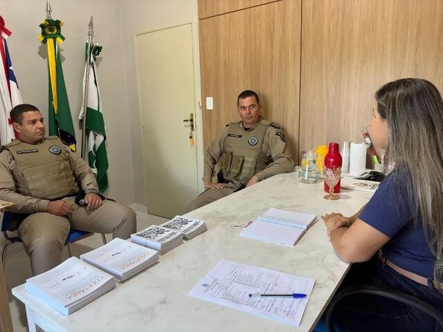 Mara Rios se reuniu com o capito PM Thiago da Silva Oliveira, novo comandante da 28 CIPM, e o capito PM Costa Neto, subcomandante.