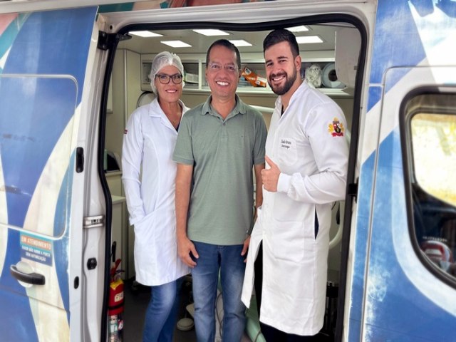 Tito beneficia moradores do bairro Vila dos Funcionrios com tratamentos odontolgicos gratuitos