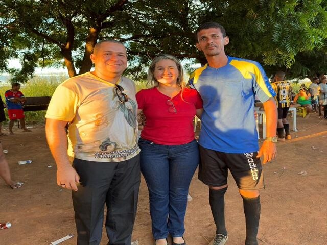 Mara Rios participa da final do torneio de futebol na comunidade do Javi promovido pela parquia Santa Luzia.