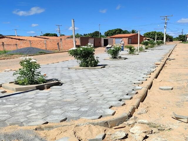 Obras da prefeitura no param em Boa Vista do Pixaim.