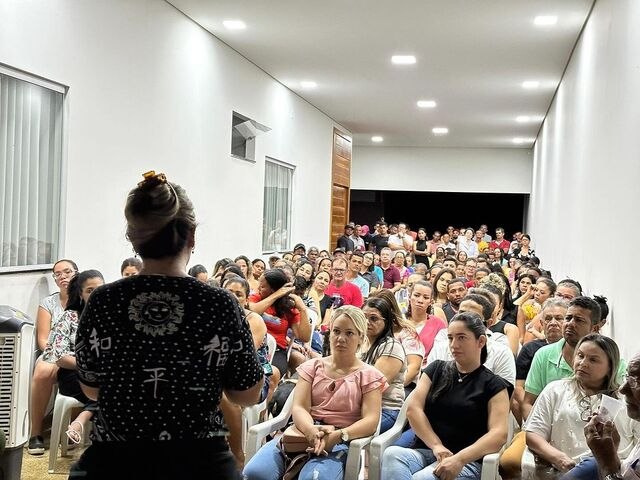 Mara Rios recebe em sua casa os moradores e os pr-candidatos a vereadores para discutir futuros projetos.