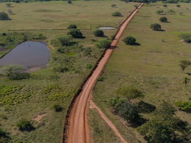 Prefeitura de Muqum trabalhando na estrada da Mangatuba.