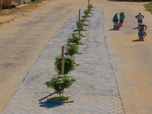 Prefeitura de Muqum est na etapa final da pavimentao do canteiro central da entrada do povoado de Boa Vista do Pixaim.