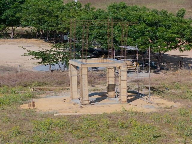 Prefeitura continua obra no Morro de Cima, na fase de acabamentos de uma base para a caixa dgua.