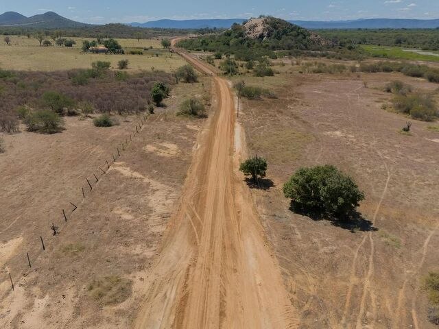 Prefeitura realiza manuteno da estrada do Quilombo.