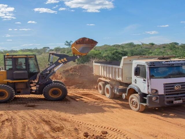 A prefeitura atravs da Secretaria de Infraestrutura trabalha na recuperao das estradas e dessa vez estamos na Santa Brbara a todo vapor para dar melhor condies de trafegabilidade aquele povo.