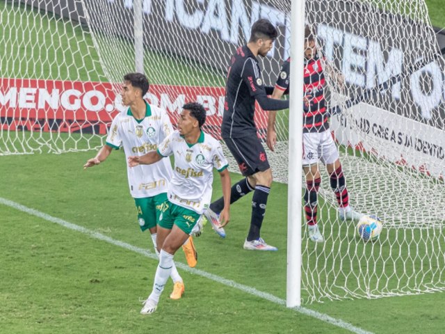 Jovem de 18 anos salva Palmeiras da derrota contra o Flamengo no Maracan