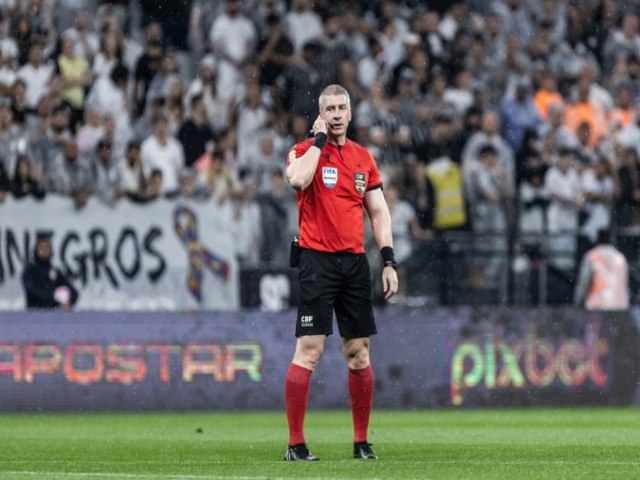 Corinthians acusa Flamengo de presentear rbitro com camisa do clube em semifinal da Copa do Brasil