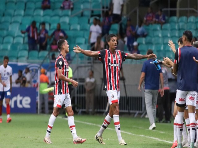 So Paulo aproveita falhas do Bahia para vencer e manter tabu contra Rogrio Ceni