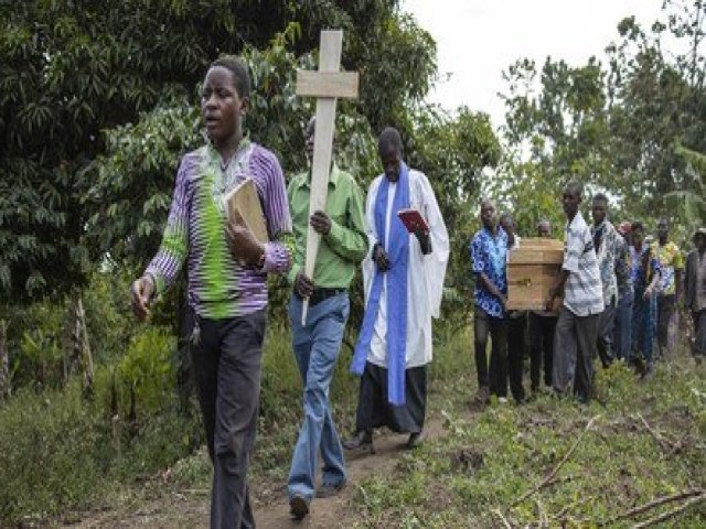 Famlias de vtimas de massacre na Uganda no conseguem identificar corpos