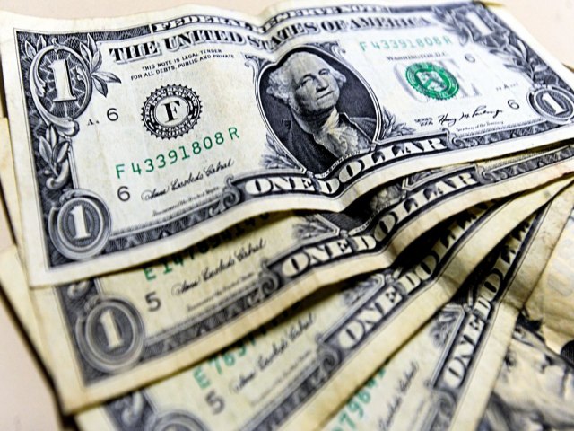 Dlar: moeda est cotada a R$ 4,96