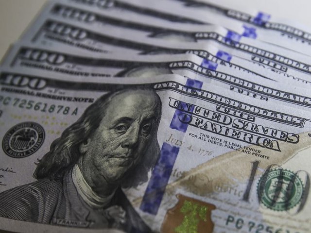 Dlar: moeda est cotada a quase R$ 4,98