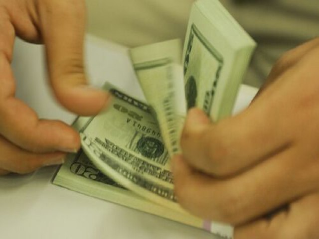 Dlar: moeda est cotada a quase R$ 4,93