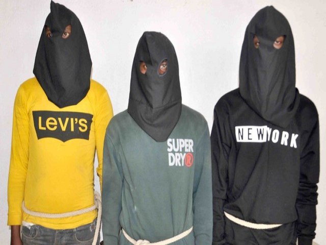 Foto divulgada pela polcia indiana mostra trio suspeito de estupro coletivo contra influenciadora brasileira usando capuzes