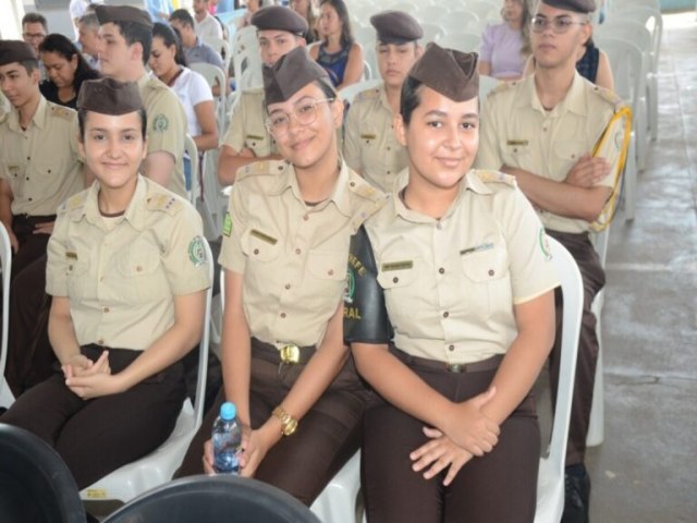 Governo de Gois lana Bolsa uniforme para alunos dos colgios da Polcia Militar 