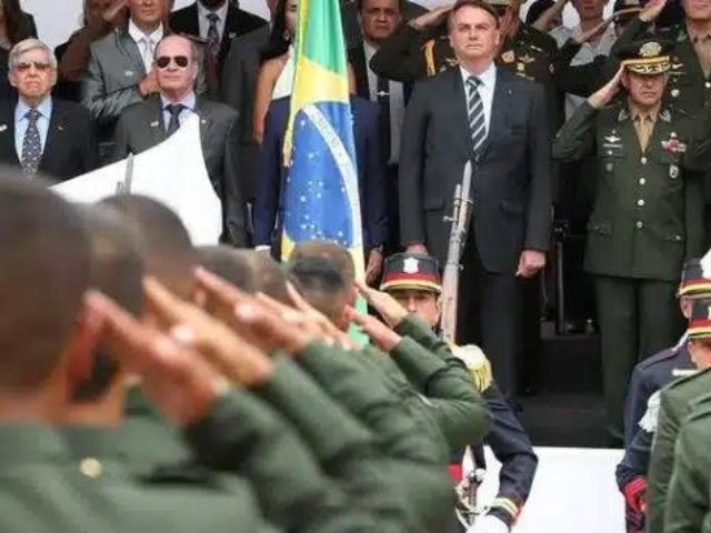 Moraes probe Bolsonaro e antigos ministros militares de participarem de eventos das Foras Armadas