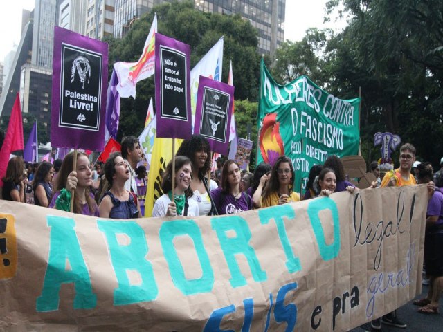 Manifestantes a favor do aborto pedem a priso de Bolsonaro 