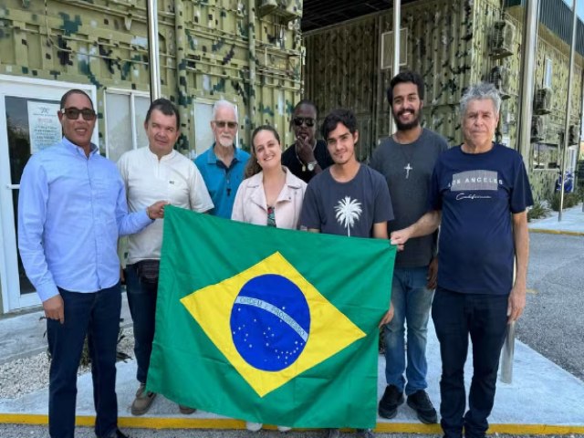 Sete cidados brasileiros foram resgatados por helicptero do Haiti durante um perodo de crise