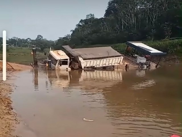 Balsa naufraga no rio Jurupari com veculo de carga  bordo