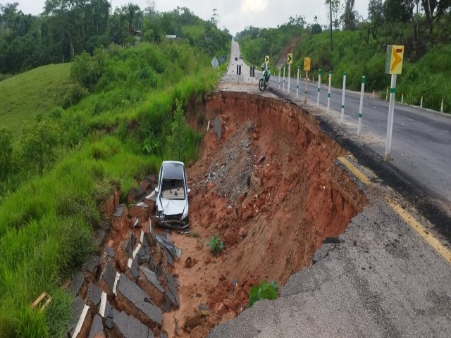 Cratera na BR-364 causa apreenso em motoristas e moradores prximos ao Taquari