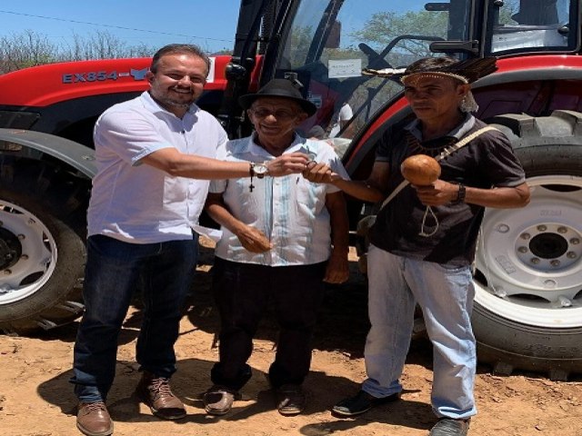 Vereador Baldin dos Anjos e Fabinho Lisandro promovem entrega de trator e fortalecem laços com comunidade indígena em Salgueiro.