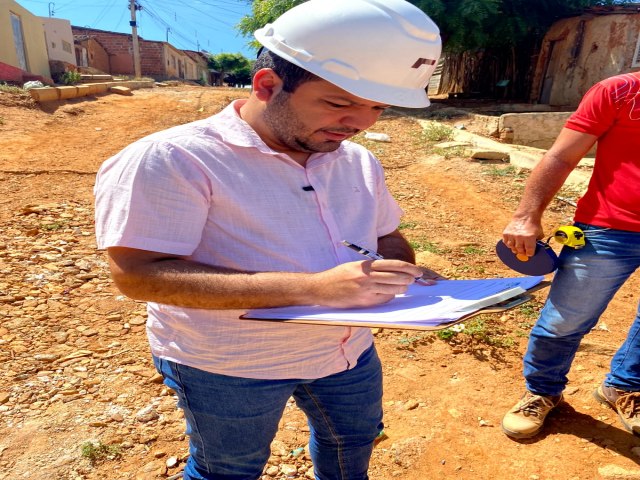 Vereador Emmanuel Sampaio realiza medições para o calçamento da Pimenta 4 bairro Santa Margarida em Salgueiro.