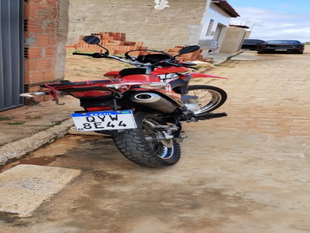 Grupo de criminosos em moto realiza arrasto e rouba celulares e uma moto Honda Bros no distrito de Grossos em Verdejante.
