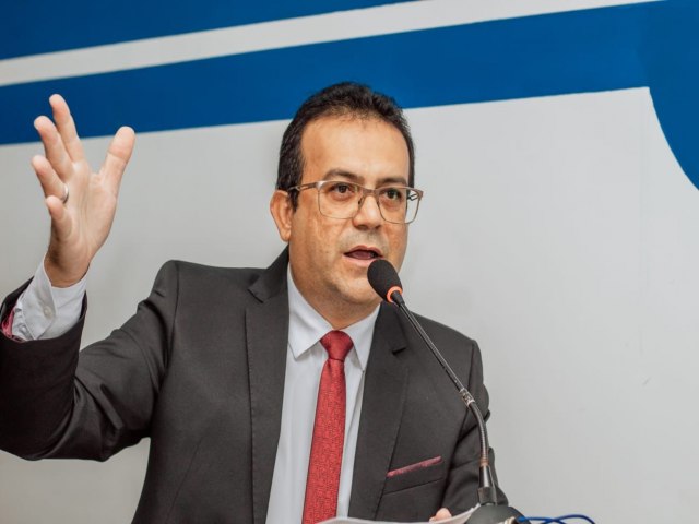 Prof. Aguaeudes destaca a importncia de proteger os direitos dos professores durante sesso ordinria da Cmara de Vereadores de Salgueiro.