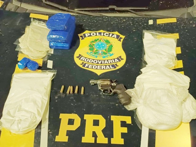 PRF prende indivduos com cocana, arma e material para refino da droga em Petrolina