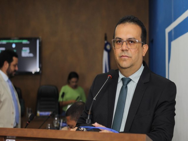 Estagirios da prefeitura de Salgueiro esto h trs meses sem receber, Vereador Professor Agaeudes expressa preocupao.