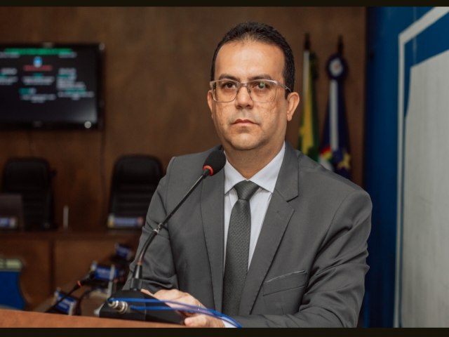 Vereador Prof. Agaeudes defende primeiro emprego e regionalizao das licitaes na Cmara de Vereadores de Salgueiro.