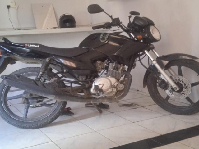 Moto Yamaha preta roubada em frente a residncia no bairro do Prado em Salgueiro.